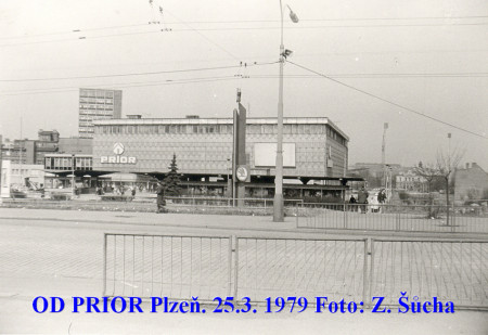 139) Obchodní dům PRIOR s venkovními výlohami 25. března 1979.